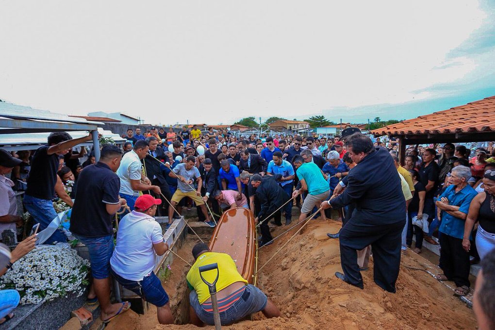 Rayron Holanda foi sepultado no cemitério de Elesbão Veloso, sua cidade natal.