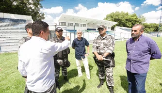 Vistoria da Polícia Militar no estádio Lindolfo Monteiro.