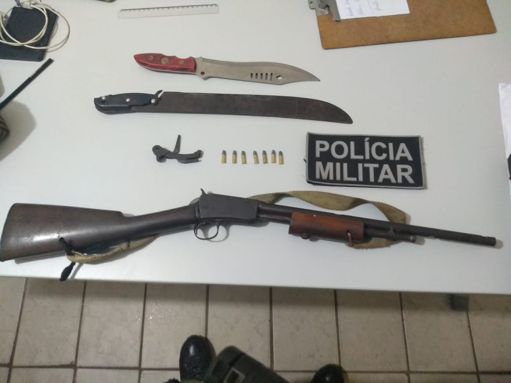 Arma de fogo e facas tipo punhal e facão encontradas em poder do acusado.