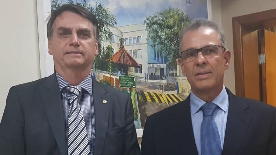 Bolsonaro anuncia o almirante Bento Albuquerque Júnior para Minas e Energia.