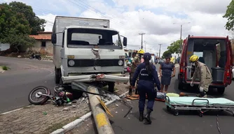 Um poste caiu com o impacto da batida.