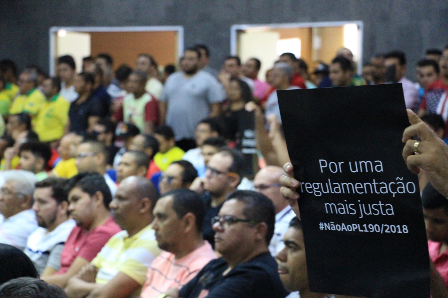 Motoristas de aplicativo acompanham a votação do PL 190/2018 na Câmara Municipal de Teresina.