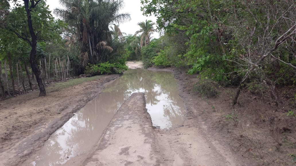 Estrada que dá acesso ao povoado Cachoeira com poças de lama