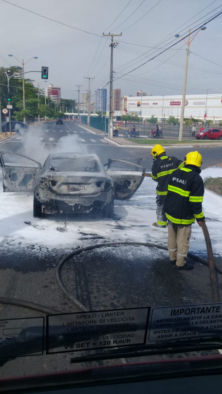 O veículo pegou fogo próximo ao Teresina Shopping