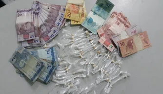 Drogas e dinheiro apreendido na casa do suspeito.