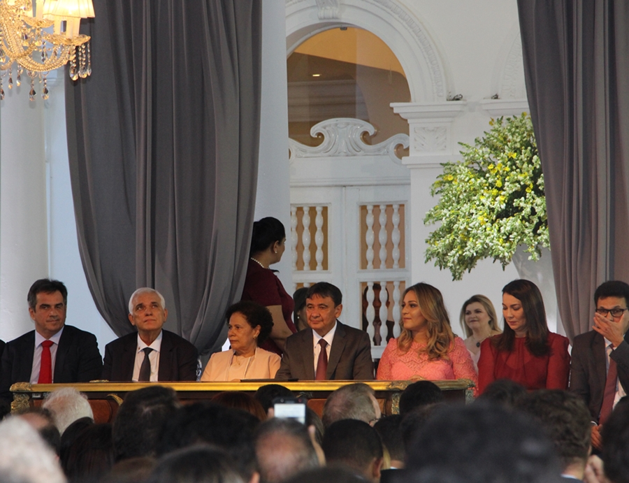 Governador é acompanhado por várias autoridades do estado.