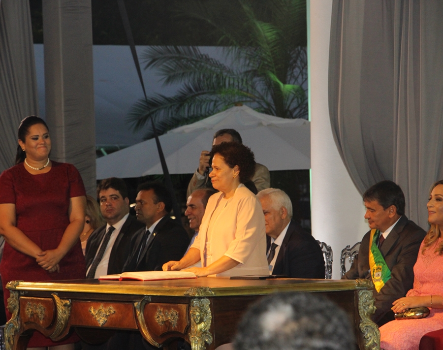 Regina Sousa faz discurso como nova vice-governadora do Piauí.