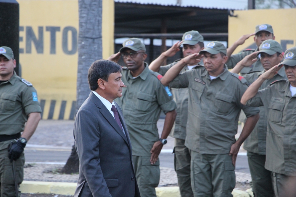 Wellington Dias vistoriou tropas de policiais militares e bombeiros.