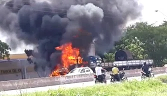 O fogo teria começado por volta das 13h50