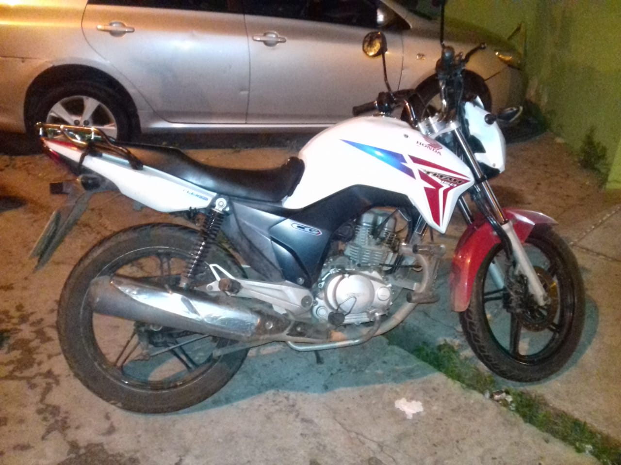 A motocicleta foi recuperada pelos policiais na Avenida Frei Serafim.