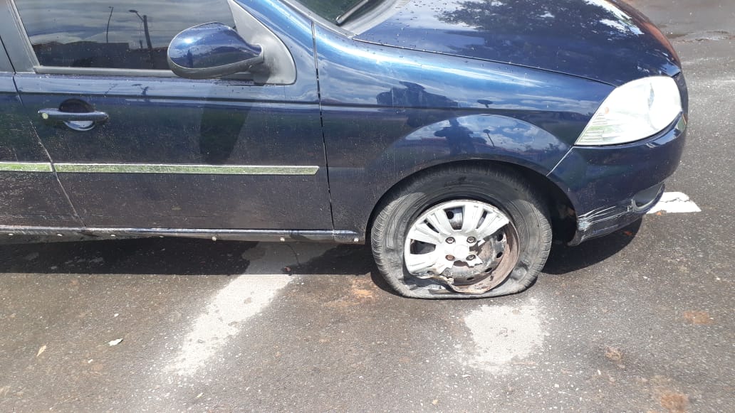 Veículo passava na hora em que a moça caiu da motocicleta.