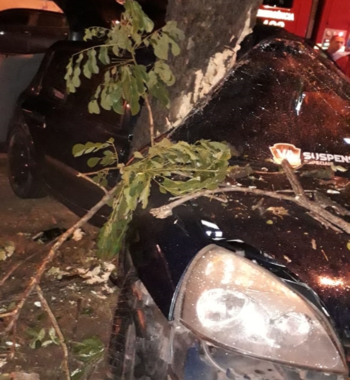 O acidente ocorreu na Avenida João XXIII, na noite dessa quinta-feira (17).