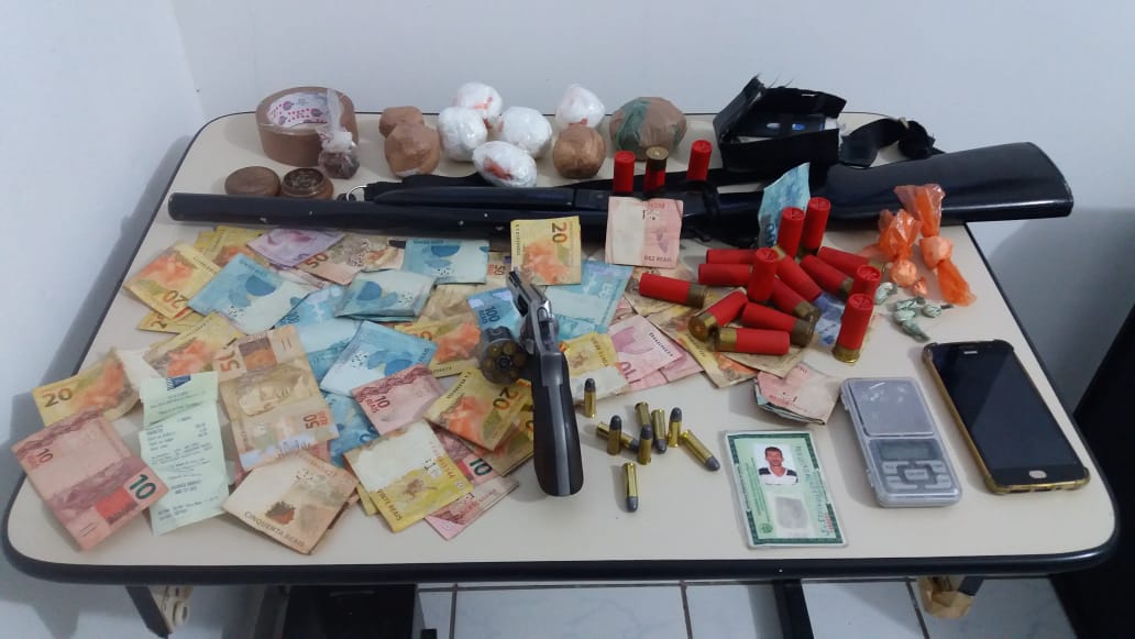 Objetos encontrados pela Polícia Civil em poder do acusado.