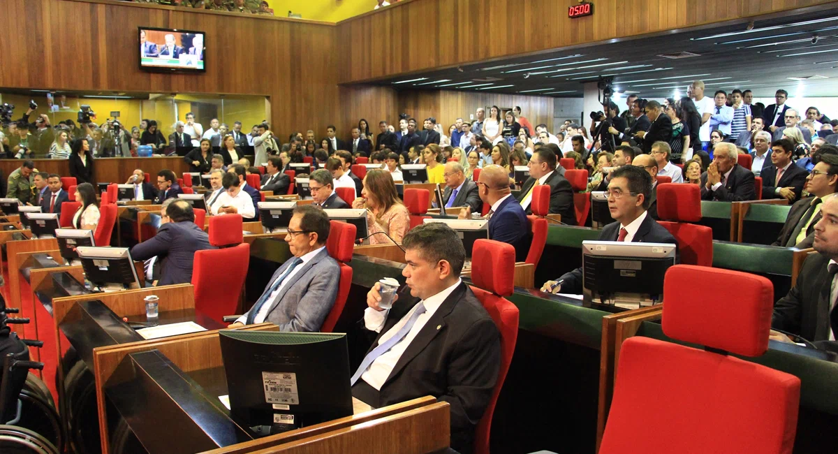 Deputados estaduais tomam posse na Assembleia Legislativa.
