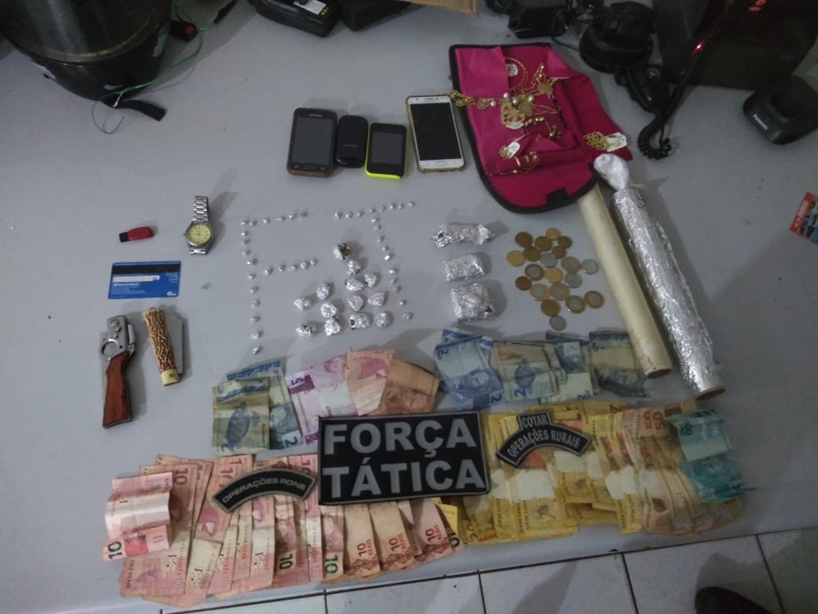 Objetos apreendidos pela PM dentro da residência onde os indivíduos foram detidos.