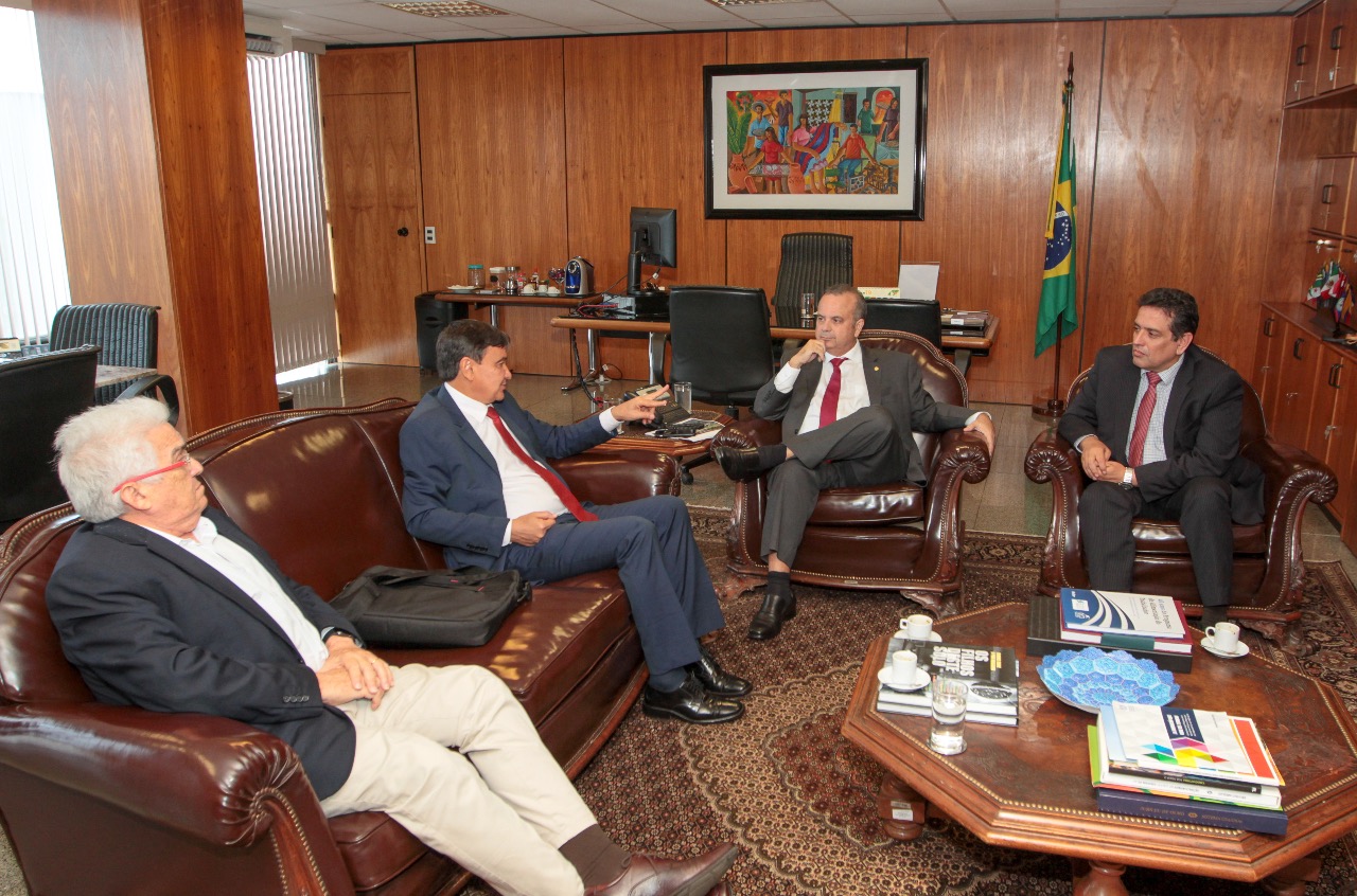 Wellington Dias em reunião com secretários do Governo Federal e o economista Raul Veloso.