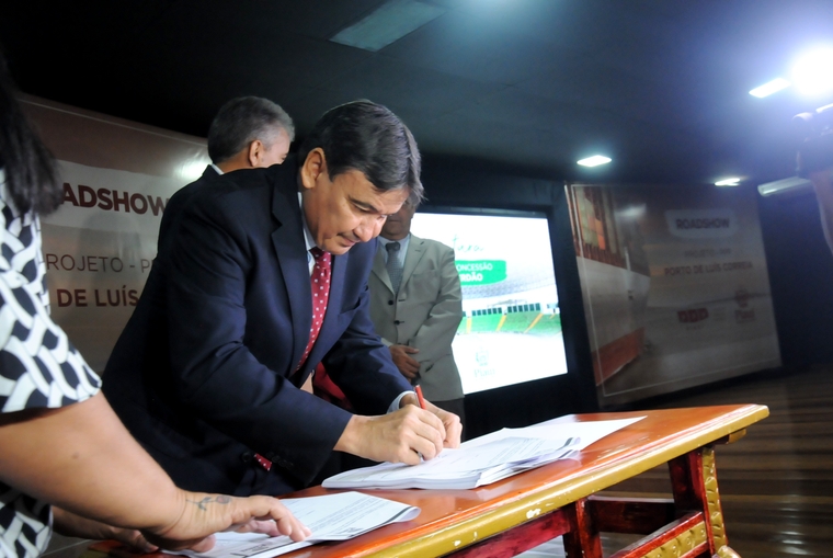Wellington Dias assinou a concessão do Estádio Verdão nesta terça-feira (12).