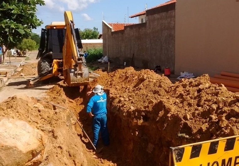 Agespisa realiza obra de esgotamento sanitário na cidade de Piripiri.