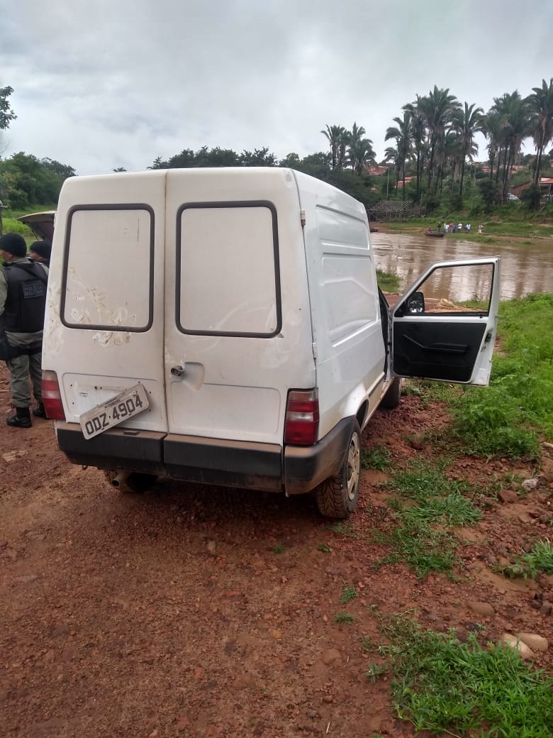 Carro abandonado pelos criminosos