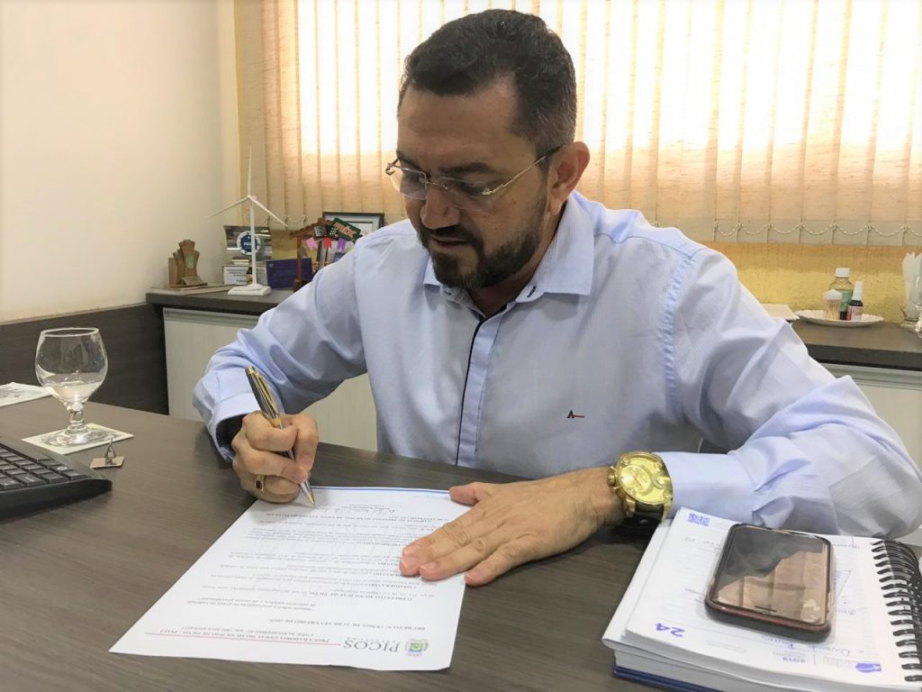 O prefeito de Picos, Padre Walmir, assinou o decreto de prorrogação nessa quinta-feira (21).
