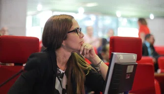 Deputada estadual Lucy Soares quer informações sobre instrutores de libras em escolas do Piauí.