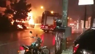 Incêndio aconteceu na noite desta terça-feira (26).