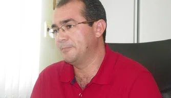 Prefeito Osvaldo Bonfim teria usurpado funções de servidores.
