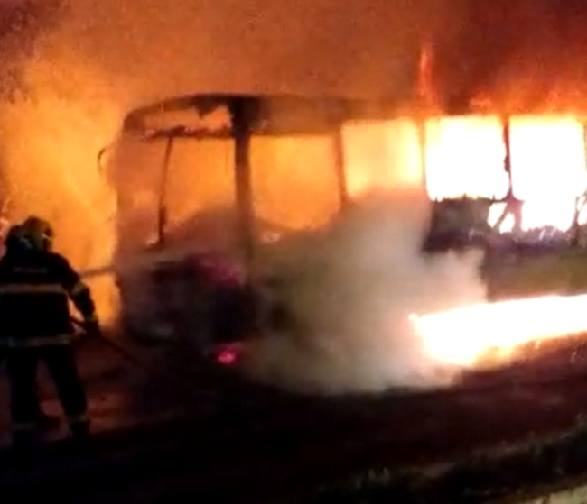 Ônibus coletivo foi incendiado nas proximidades da parada final do bairro Mário Covas.