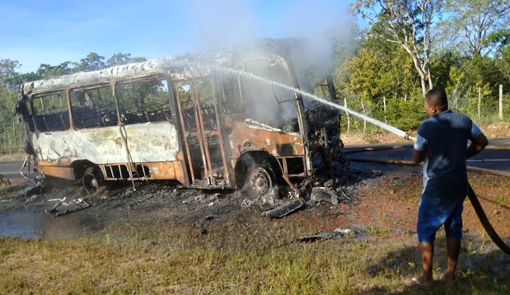 O ônibus ficou completamente danificado após o incêndio.