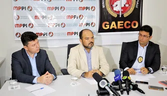 Coletiva de imprensa é realizada na Gaeco para esclarecer a Operação Poço Fundo.
