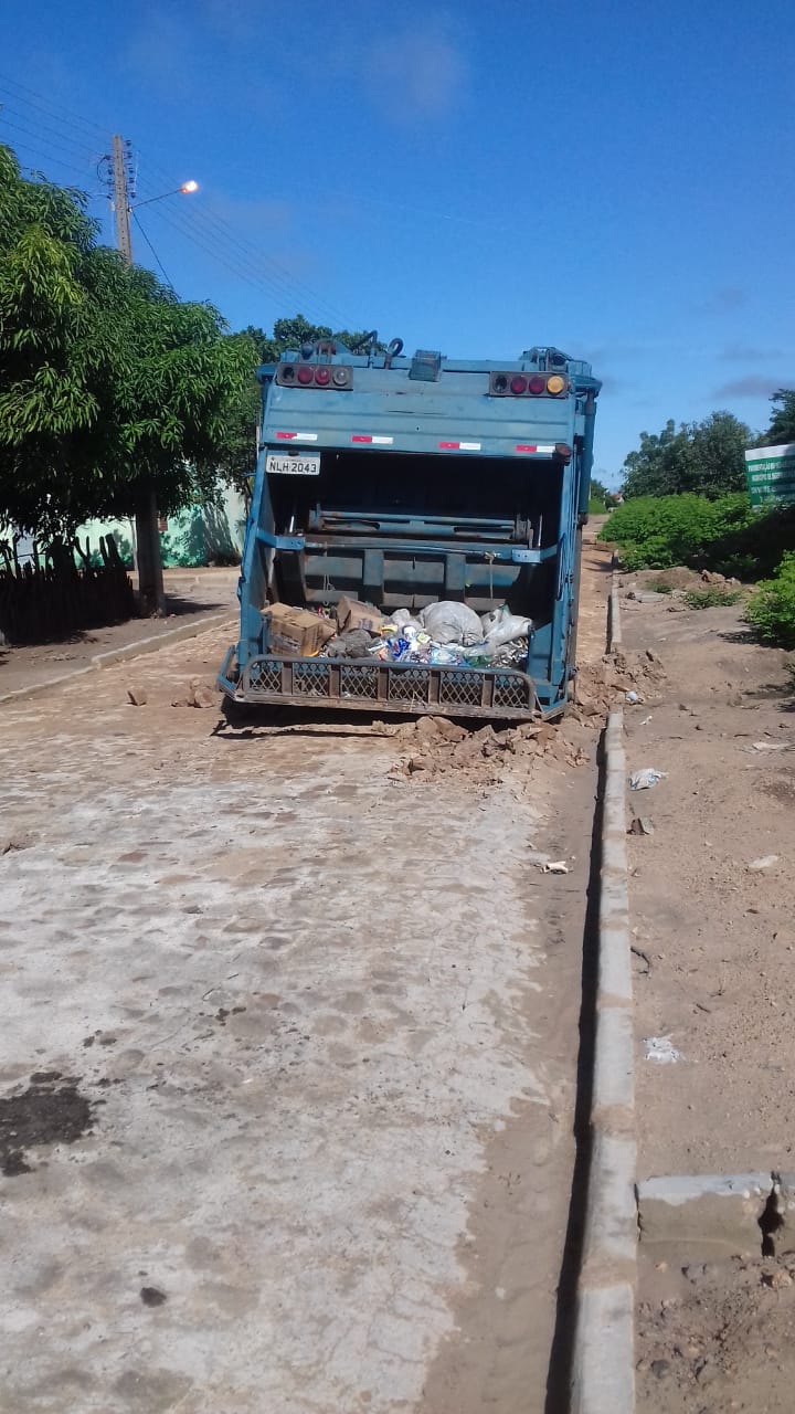 Caminhão atolado em via publica