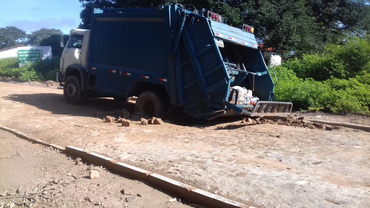 Caminhão atolado em via pública