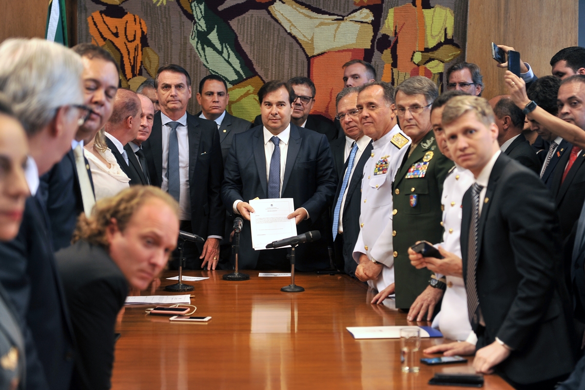 Jair Bolsonaro entregou o projeto de reforma da Previdência dos militares na Câmara.