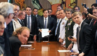 Jair Bolsonaro entregou o projeto de reforma da Previdência dos militares na Câmara.