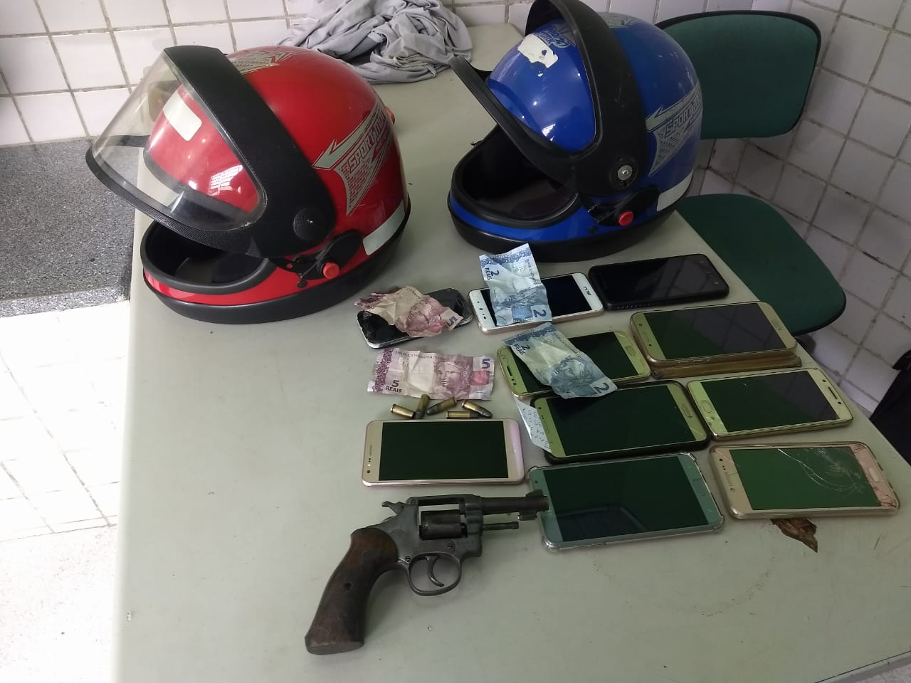 A Polícia Militar apreendeu dez celulares, a moto, e uma arma.