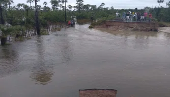 Trecho da PI-366 em José de Freitas rompeu devido às fortes chuvas.