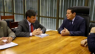 Wellington Dias em reunião com o vice-presidente da República, Hamilton Mourão.