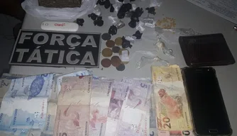 A PM encontrou entorpecentes e uma quantia em dinheiro em poder dos suspeitos.