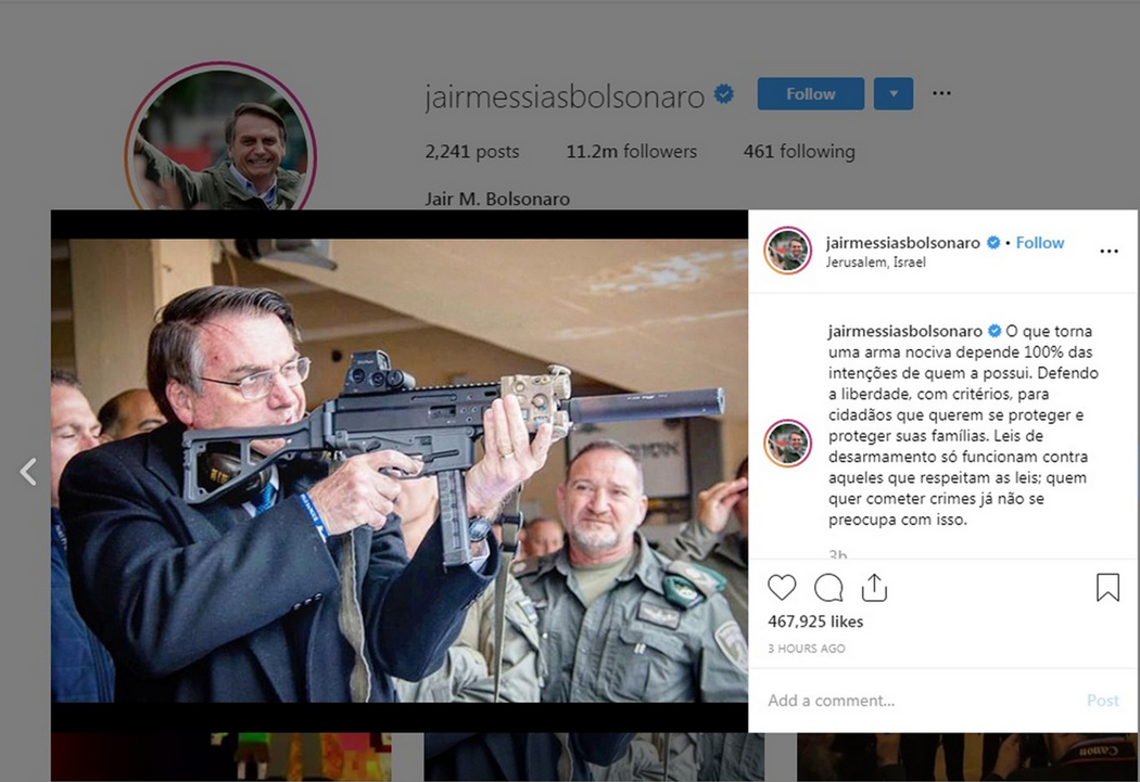 O presidente Jair Bolsonaro publicou uma fotografia onde posa com uma arma de uso militar.