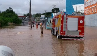 Corpo de Bombeiros realizando o resgate de alunos