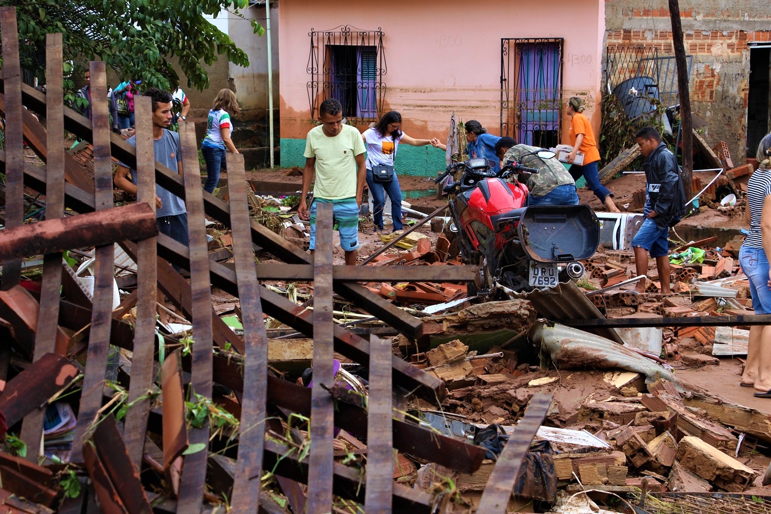 Enxurrada destrói casas do Parque Rodoviário em Teresina