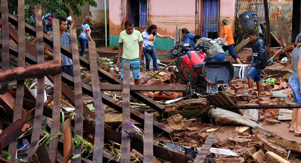 Enxurrada destrói casas do Parque Rodoviário em Teresina