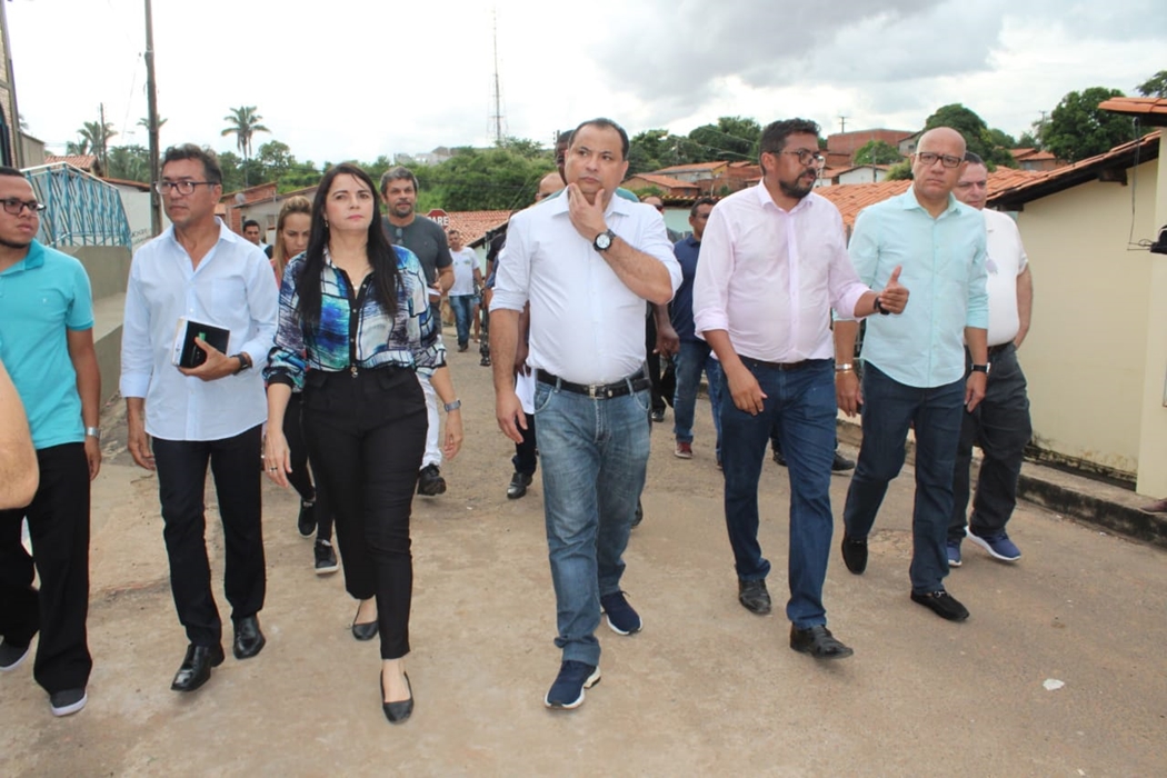 Deputados visitaram as famílias do bairro Parque Rodoviário e anunciaram ajuda.