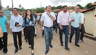 Deputados visitaram as famílias do bairro Parque Rodoviário e anunciaram ajuda.