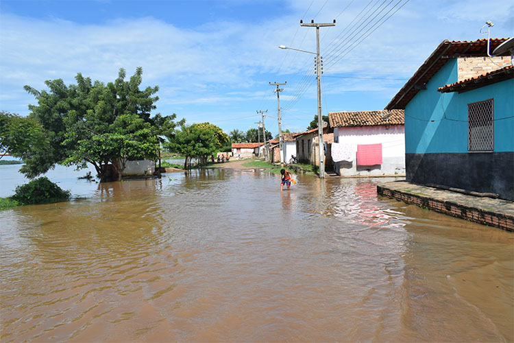 Rio Parnaíba continua subindo