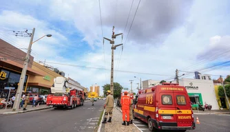 Homem ameaçou se jogar do poste na tarde desta quarta-feira (10).