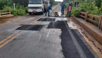O DER está realizando obras de recuperação na PI-236, entre Oeiras e Tanque do Piauí.