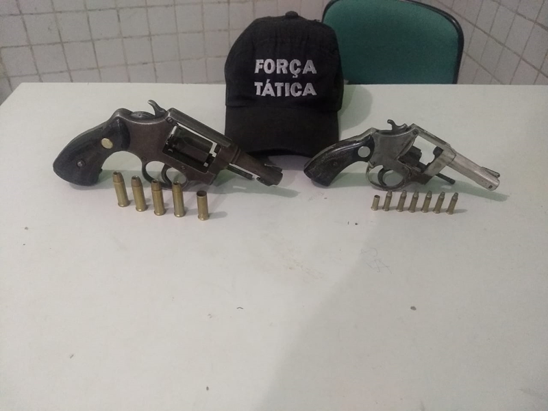 Armas de fogo utilizadas pelos criminosos para ameaçar a vítima.