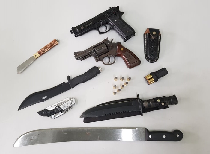 Objetos encontrados pelo DHPP na residência do acusado.