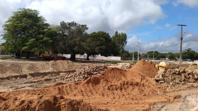 A Prefeitura de Parnaíba está realizando a construção de um piscinão no bairro Carpina.